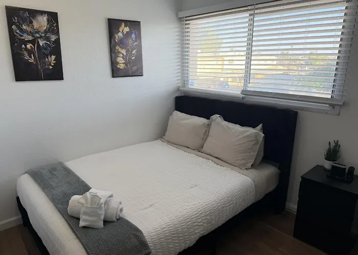Old Town Art • 3br Sleeps 10 • Pool Ferienhaus *