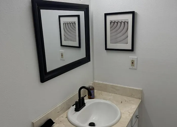 Old Town Art • 3br Sleeps 10 • Pool Ferienhaus
